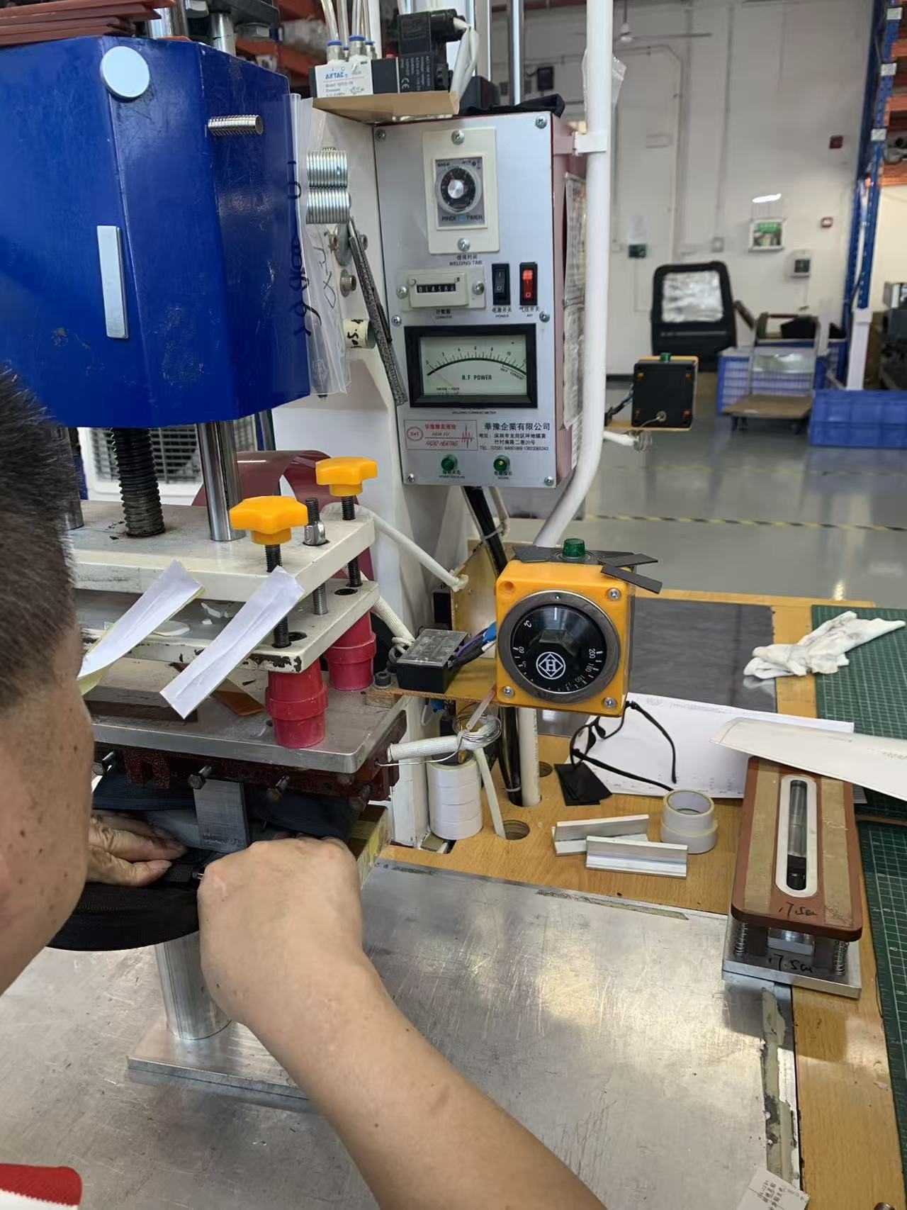 Inuti fabriken: Hur vi svetsar, syr och testar kylväskor Inuti fabriken: Hur vi svetsar, syr och testar kylväskor